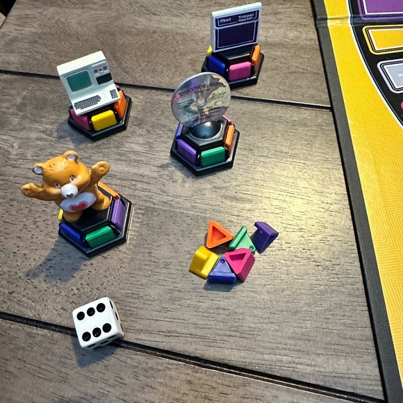 Trivial Pursuit Totally 80s Edition (Complete) Excellent Condition - Picture 2 of 6